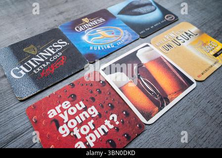 Lublin, Polen, 26. Juni 2025 Sammlung alter irischer, tschechischer und deutscher Bieruntersetzer aus Pubs Stockfoto