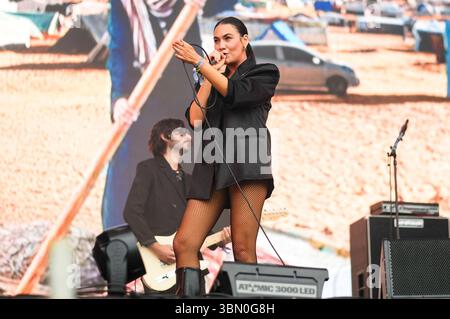 Nadine Shah live auf dem Glastonbury Festival 2025 auf der Worthy Farm. Pilton, 29.06.2025 *** Nadine Shah live beim Glastonbury Festival 2025 in Worthy Farm Pilton, 29 06 2025 Foto:XJ.xEdwardsx/xFuturexImagex glastonbury 5245 Stockfoto