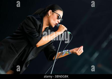 Nadine Shah live auf dem Glastonbury Festival 2025 auf der Worthy Farm. Pilton, 29.06.2025 *** Nadine Shah live beim Glastonbury Festival 2025 in Worthy Farm Pilton, 29 06 2025 Foto:XJ.xEdwardsx/xFuturexImagex glastonbury 5238 Stockfoto
