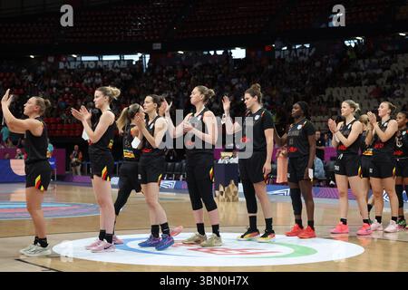 Piräus, Griechenland. Juni 2025. Die belgischen Katzen wurden vor dem Basketballspiel zwischen Spanien und der belgischen Nationalmannschaft „The Belgian Cats“ am Sonntag, dem 29. Juni 2025, in Piräus, Griechenland, dem Finale der FIBA Women's EuroBasket 2025, abgebildet. BELGA PHOTO VIRGINIE LEFOUR Credit: Belga News Agency/Alamy Live News Stockfoto