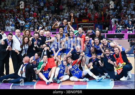 Piräus, Griechenland. Juni 2025. Spieler Italiens feierten den Sieg beim Europakorb-Spiel zwischen Frankreich und Italien am 29. Juni 2025 im Peace&amp; Friendship Stadium in Piräus, Griechenland. Quelle: Unabhängige Fotoagentur/Alamy Live News Stockfoto