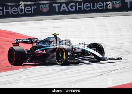 Spielberg, Österreich. Juni 2025. Kimi Antonelli, italienischer Fahrer des Mercedes-AMG Petronas F1 Teams, sitzt in seinem Auto, nachdem er zu Beginn des österreichischen Formel 1-Grand-Prix-Rennens auf dem Red Bull Ring abgestürzt ist. Quelle: SOPA Images Limited/Alamy Live News Stockfoto