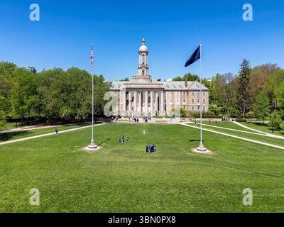 Luftaufnahme des Campus der Penn State University am sonnigen Frühlingstag, State College, Pennsylvania. Stockfoto