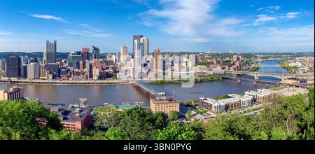 Skyline von Pittsburgh bei Sonnenuntergang in Pittsburgh, Pennsylvania. Stockfoto
