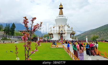 Bhutanische Pilger in traditioneller nationaler Kleidung rund um das National Memorial Chorten Stupa in Thimphu, Bhutan Stockfoto