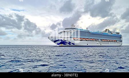 Das Smaragd Princess Kreuzfahrtschiff liegt an einem bewölkten Tag vor den tropischen Bahamas Stockfoto
