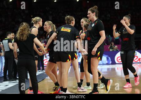 Piräus, Griechenland. Juni 2025. Belgische Katzen reagieren auf ein Basketballspiel zwischen Spanien und der belgischen Nationalmannschaft „The Belgian Cats“ am Sonntag, dem 29. Juni 2025 in Piräus, Griechenland, dem Finale der FIBA Women's EuroBasket 2025. BELGA PHOTO VIRGINIE LEFOUR Credit: Belga News Agency/Alamy Live News Stockfoto