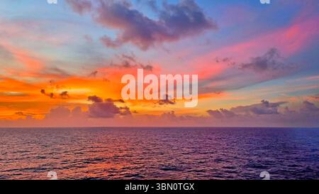 Wunderschöne Meereslandschaft mit einem farbenfrohen Sonnenuntergang über dem Karibischen Meer Stockfoto