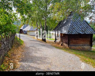 Interessanter Spaziergang durch das Staro Selo Open Air Museum in Sirogojno, Serbien Stockfoto