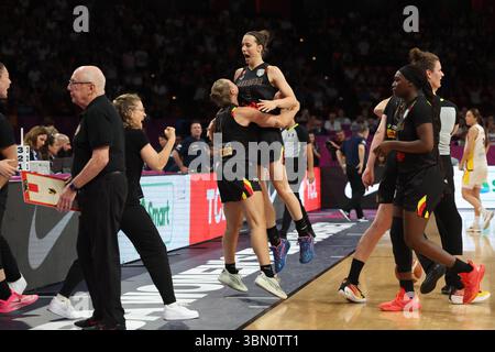 Piräus, Griechenland. Juni 2025. Belgische Katzen feiern am Sonntag, den 29. Juni 2025, in Piräus, Griechenland, das Finale der FIBA Women's EuroBasket 2025, ein Basketballspiel zwischen Spanien und der belgischen Nationalmannschaft „The Belgian Cats“. BELGA PHOTO VIRGINIE LEFOUR Credit: Belga News Agency/Alamy Live News Stockfoto