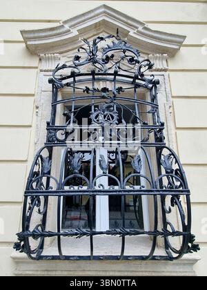 Antike gusseiserne Fensterscheibe in Sremski Karlovci, Serbien Stockfoto