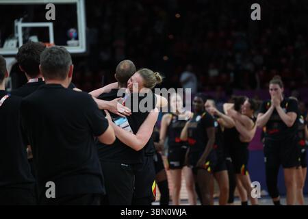 Piräus, Griechenland. Juni 2025. Belgische Katzen feiern am Sonntag, den 29. Juni 2025, in Piräus, Griechenland, das Finale der FIBA Women's EuroBasket 2025, ein Basketballspiel zwischen Spanien und der belgischen Nationalmannschaft „The Belgian Cats“. BELGA PHOTO VIRGINIE LEFOUR Credit: Belga News Agency/Alamy Live News Stockfoto