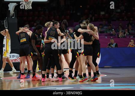 Piräus, Griechenland. Juni 2025. Belgische Katzen feiern am Sonntag, den 29. Juni 2025, in Piräus, Griechenland, das Finale der FIBA Women's EuroBasket 2025, ein Basketballspiel zwischen Spanien und der belgischen Nationalmannschaft „The Belgian Cats“. BELGA PHOTO VIRGINIE LEFOUR Credit: Belga News Agency/Alamy Live News Stockfoto