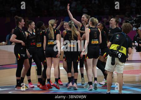 Piräus, Griechenland. Juni 2025. Belgische Katzen feiern am Sonntag, den 29. Juni 2025, in Piräus, Griechenland, das Finale der FIBA Women's EuroBasket 2025, ein Basketballspiel zwischen Spanien und der belgischen Nationalmannschaft „The Belgian Cats“. BELGA PHOTO VIRGINIE LEFOUR Credit: Belga News Agency/Alamy Live News Stockfoto