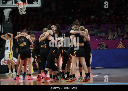 Piräus, Griechenland. Juni 2025. Belgische Katzen feiern am Sonntag, den 29. Juni 2025, in Piräus, Griechenland, das Finale der FIBA Women's EuroBasket 2025, ein Basketballspiel zwischen Spanien und der belgischen Nationalmannschaft „The Belgian Cats“. BELGA PHOTO VIRGINIE LEFOUR Credit: Belga News Agency/Alamy Live News Stockfoto