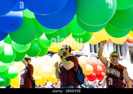 29. Juni 2025, New York City, New York, Vereinigte Staaten: Ballons beim New York City Pride March auf der Fifth Avenue in New York City. (Kreditbild: © Michael Brochstein/ZUMA Press Wire) NUR REDAKTIONELLE VERWENDUNG! Nicht für kommerzielle ZWECKE! Stockfoto