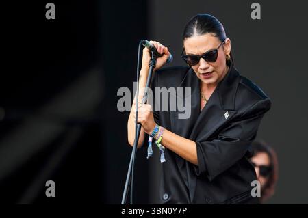 Nadine Shah live auf dem Glastonbury Festival 2025 auf der Worthy Farm. Pilton, 29.06.2025 Stockfoto