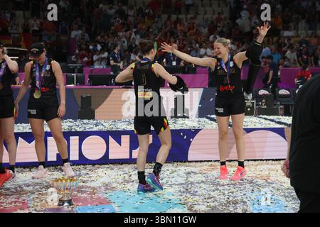 Piräus, Griechenland. Juni 2025. Belgische Katzen feiern am Sonntag, den 29. Juni 2025, in Piräus, Griechenland, das Finale der FIBA Women's EuroBasket 2025, ein Basketballspiel zwischen Spanien und der belgischen Nationalmannschaft „The Belgian Cats“. BELGA PHOTO VIRGINIE LEFOUR Credit: Belga News Agency/Alamy Live News Stockfoto