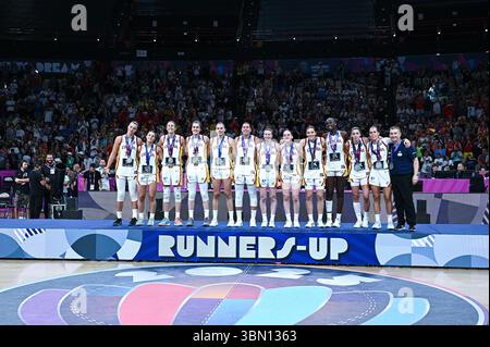 Piräus, Piräus, Griechenland. Juni 2025. Spieler aus Spanien feierten den zweiten Platz beim Finale der Frauen in der EuroKorb zwischen Spanien und Belgien im Peace & Friendship Stadium am 29. Juni 2025 in Piräus, Griechenland. (Kreditbild: © Stefanos Kyriazis/ZUMA Press Wire) NUR REDAKTIONELLE VERWENDUNG! Nicht für kommerzielle ZWECKE! Quelle: ZUMA Press, Inc./Alamy Live News Stockfoto