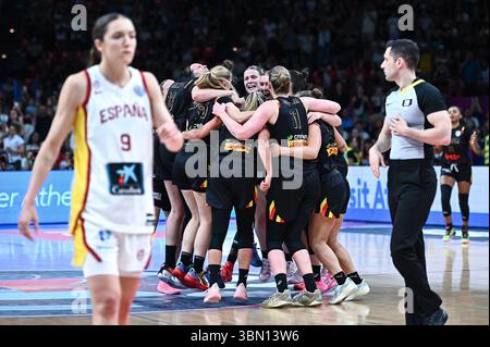 Piräus, Griechenland. Juni 2025. Belgische Spieler feierten den Sieg beim Finale der Frauen im Eurokorb zwischen Spanien und Belgien im Peace&amp; Friendship Stadium am 29. Juni 2025 in Piräus, Griechenland. Quelle: Unabhängige Fotoagentur/Alamy Live News Stockfoto