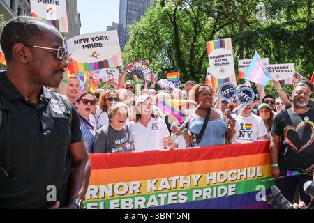 New York, USA. Juni 2025. Die New Yorker Gouverneurin Kathy Hochel hat ihr Foto vor dem Beginn der New York City Pride Parade gemacht, die am 29. Juni 2025 entlang der 5th Avenue und Greenwich Village in Manhattan, New York City, stattfand. Der marsch ist eine Feier der LGBTQ-Community und das diesjährige Thema würdigt die Ursprünge des marsches und die Stonewall-Unruhen 1969, wo alles begann. (Foto: Alexandra Buxbaum/SIPA USA) Credit: SIPA USA/Alamy Live News Stockfoto