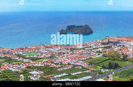 Panoramablick auf die Atlantikküste in der Nähe von Vila Franca do Campo und Ilhéu de Vila Franca auf der Insel São Miguel auf den Azoren Stockfoto