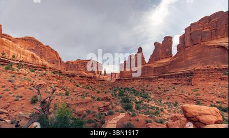 Park Avenue Trail, Arches National Park, Utah – hoch aufragende rote Sandsteinformationen, dramatische Wüstenlandschaft und die berühmte Landschaft des amerikanischen Südwestens. Stockfoto