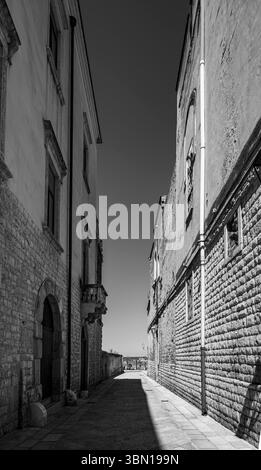 Palazzo della Marra von der Seite auf der Straße zum Hafen an einem sonnigen Frühlingstag gesehen Stockfoto