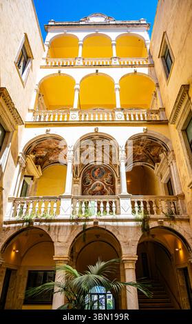 Verschiedene Ebenen des Innenhof des Palazzo della Marra in Barletta, Apulien Stockfoto