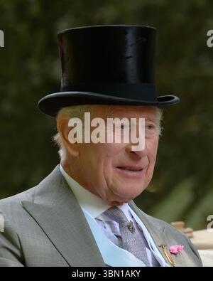 17. Juni 2025 Ascot UK. König Charles bei Kutschprozession zum Ascot Ladies Day. Stockfoto