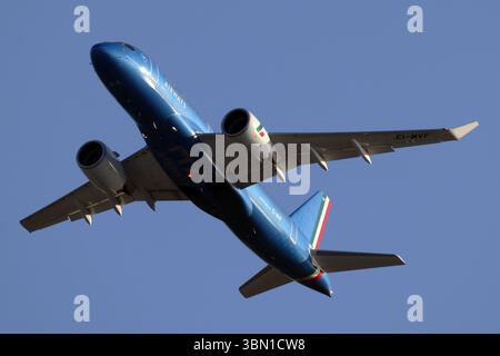 Auf dem Foto ein Airbus A220-100 der Firma Ita Airways Stockfoto