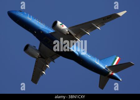 Auf dem Foto ein Airbus A220-100 der Firma Ita Airways Stockfoto