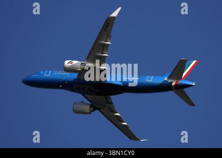 Auf dem Foto ein Airbus A220-100 der Firma Ita Airways Stockfoto