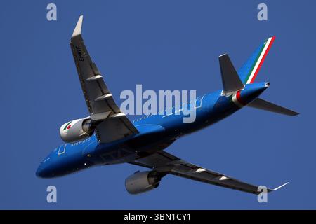 Auf dem Foto ein Airbus A220-100 der Firma Ita Airways Stockfoto