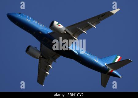 Auf dem Foto ein Airbus A220-100 der Firma Ita Airways Stockfoto