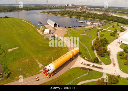Luftaufnahme der Michoud Assembly Facility der NASA in New Orleans, Louisiana, Rollout einer riesigen Raketenkernbühne zum Testen. Bild mit freundlicher Genehmigung der NASA. Stockfoto