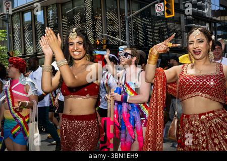 Toronto, Kanada. Juni 2025. Tausende treffen sich zur 44. Jährlichen Pride Parade in Toronto, der größten Feier in Kanada, obwohl die Organisatoren mit einer Finanzierungslücke in Höhe von 900.000 US-Dollar konfrontiert sind, da einige Sponsoren wie Google, Nissan, Home Depot und Clorox am 29. Juni 2025 in Toronto, Ontario, Kanada, ausscheiden (Foto: Laura Brett/SIPA USA) Credit: SIPA USA/Alamy Live News Stockfoto