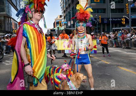 Toronto, Kanada. Juni 2025. Tausende treffen sich zur 44. Jährlichen Pride Parade in Toronto, der größten Feier in Kanada, obwohl die Organisatoren mit einer Finanzierungslücke in Höhe von 900.000 US-Dollar konfrontiert sind, da einige Sponsoren wie Google, Nissan, Home Depot und Clorox am 29. Juni 2025 in Toronto, Ontario, Kanada, ausscheiden (Foto: Laura Brett/SIPA USA) Credit: SIPA USA/Alamy Live News Stockfoto