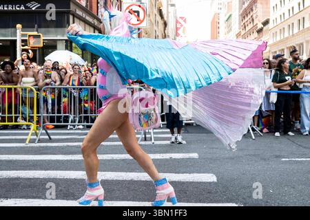 29. Juni 2025, New York City, New York, USA: Ein Teilnehmer am New York City Pride March auf der Fifth Avenue. (Kreditbild: © Michael Brochstein/ZUMA Press Wire) NUR REDAKTIONELLE VERWENDUNG! Nicht für kommerzielle ZWECKE! Stockfoto