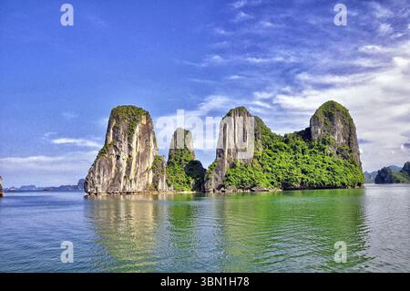 Kalkstein- oder Karstformationen in der Halong-Bucht in Vietnam. Stockfoto