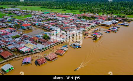 Ein atemberaubender Blick aus der Luft auf Leticia, Kolumbien, mit seiner lebhaften Architektur entlang des Amazonas, umgeben von üppigem tropischem Dschungel. Stockfoto
