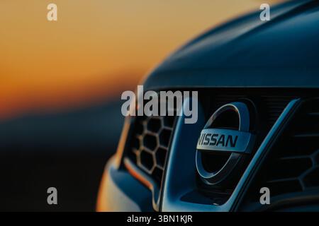 Nissan Qashqai Auto Emblem Nahaufnahme bei Sonnenuntergang Stockfoto