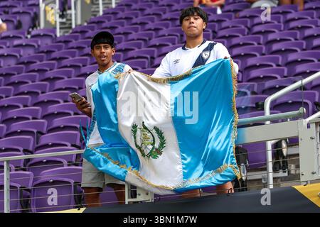 Minneapolis, MN, USA. Juni 2025. Guatemaltekische Fans schauen sich vor einem Viertelfinalspiel des CONCACAF Gold Cup zwischen Kanada und Guatemala im US Bank Stadium in Minneapolis, MN, an. Steven Garcia-CSM/Alamy Live News Stockfoto