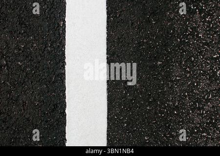 Es ist weiß auf Asphalt gemalt. Stockfoto