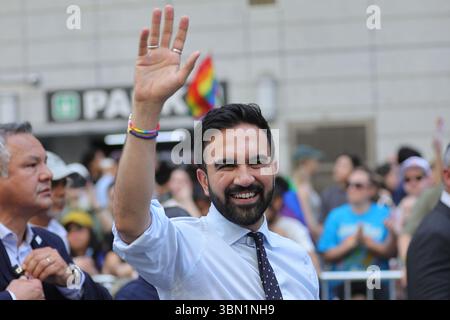 NEW YORK, NEW YORK – 29. JUNI: Zohran Mamdani, New York City Mayoral Candidate, nimmt am 29. Juni 2025 am NYC Pride March entlang der Fifth Avenue 2025 in New York City Teil. Die jährliche Pride-Parade ist die größte Pride-Veranstaltung in Nordamerika und zieht Tausende von Teilnehmern und Zuschauern an, um den Stolz, die Sichtbarkeit und die Bürgerrechte der LGBTQ+ zu feiern. Foto: Luiz Rampelotto/EuropaNewswire Stockfoto