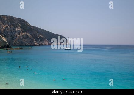 Türkisfarbenes Wasser, Segelboot, Strand, Sommerurlaub Stockfoto