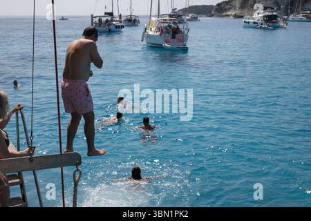 Antipaxos, Griechenland, 18. juni 2025. Die Menschen genießen den heißen Sommertag en azur wather Stockfoto