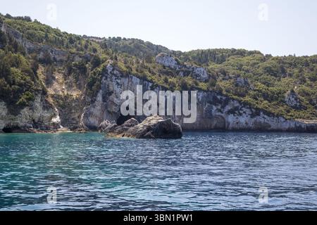 ionisches Meer, Insel korfu, griechenland, Klippe, Höhle, kristallklares Wasser, Sommer, Küste Stockfoto