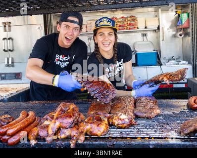 Toronto, Kanada. Juni 2025. Die Köche präsentieren gegrillte Rippchen während des Toronto Ribfests 2025 in Toronto, Kanada, am 29. Juni 2025. Hier findet vom 28. Juni bis zum 1. Juli das jährliche Fleischliebesfest statt. Quelle: Zou Zheng/Xinhua/Alamy Live News Stockfoto