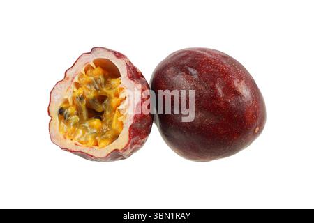Er schneidet Passionsfrucht isoliert auf weiß. Stockfoto